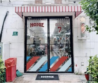 他开了家好看的理发店，让男人心甘情愿花200元理发