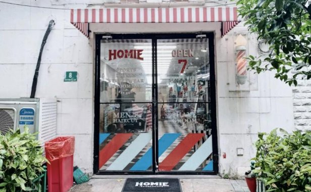 他开了家好看的理发店,让男人心甘情愿花200元理发